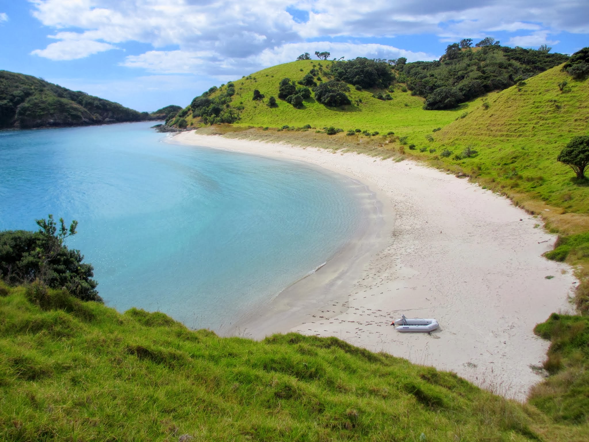 Bay of Islands: Waewaetorea Island and Bay (New Zealand) – Two At Sea